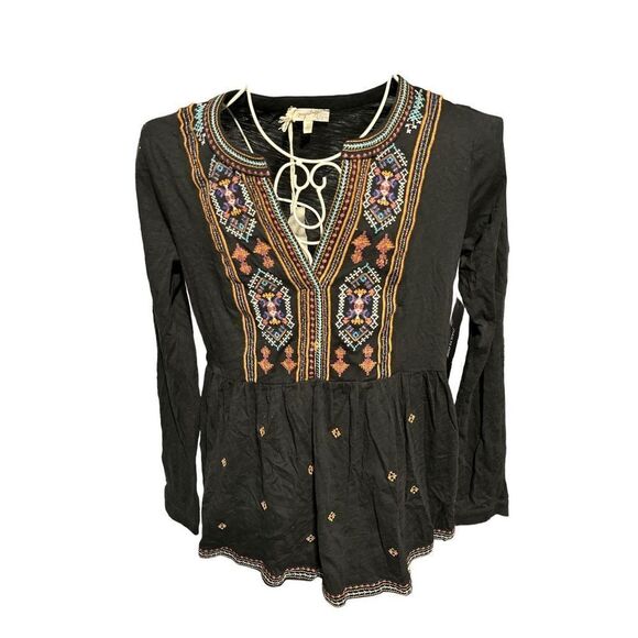 NEW WITH TAGS Mystree Size small Black Embroidered Split Neck Top - Picture 1 of 4